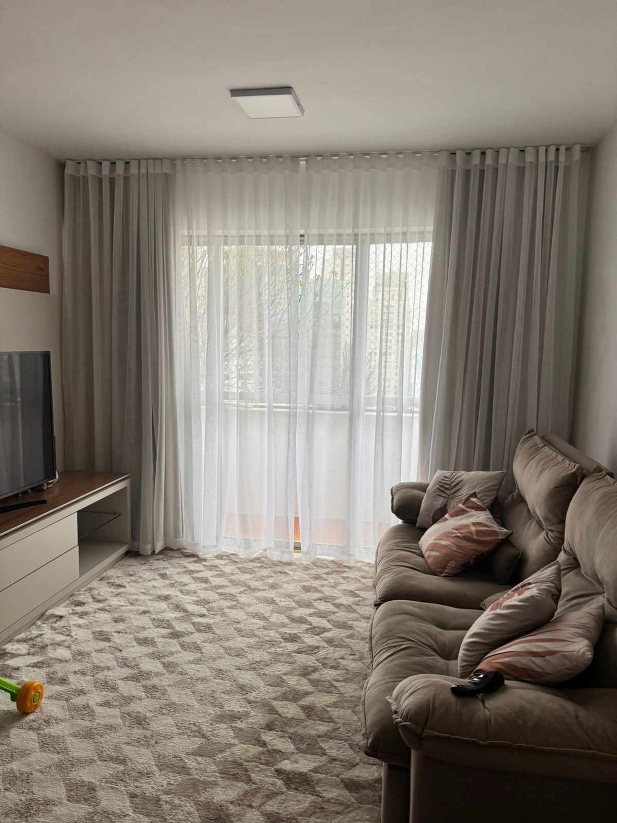 Cortina de Gaze de Linho Branco com Forro Blackout 70 Branco Gelo - Para Trilho Suíço Max DUPLO - Gaze: 7,00 x 2,68 Blackout: 3,00 x 2,68 Barra de 6cm, cortina em 2 partes Cordão Limitador Incluso, Cliente Edilaine (G)