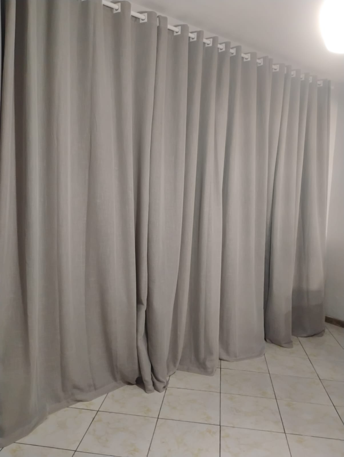 Cortina de Gaze de Linho cinza com Forro Blackout 100% branco gelo - Para Varão Simples com ilhós branco 5,00 x 2,60 ( Cliente Fernanda ) ( D )