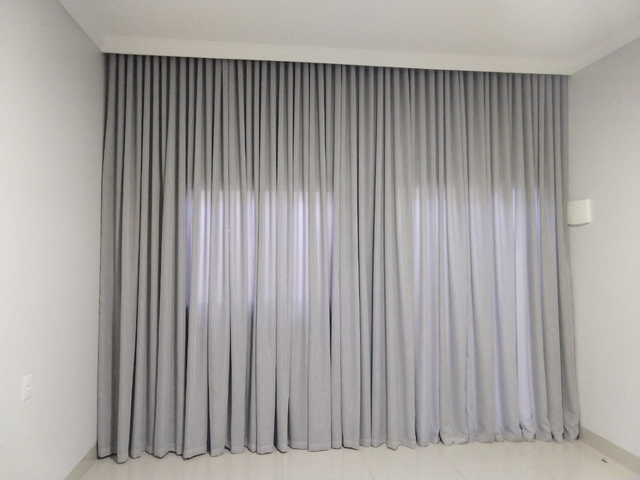 Cortina de Gaze de Linho Cinza com Forro Microfibra Branca - Para Trilho Suisso Max Simples   4,00x2,78 ( Ver Descrição) W 