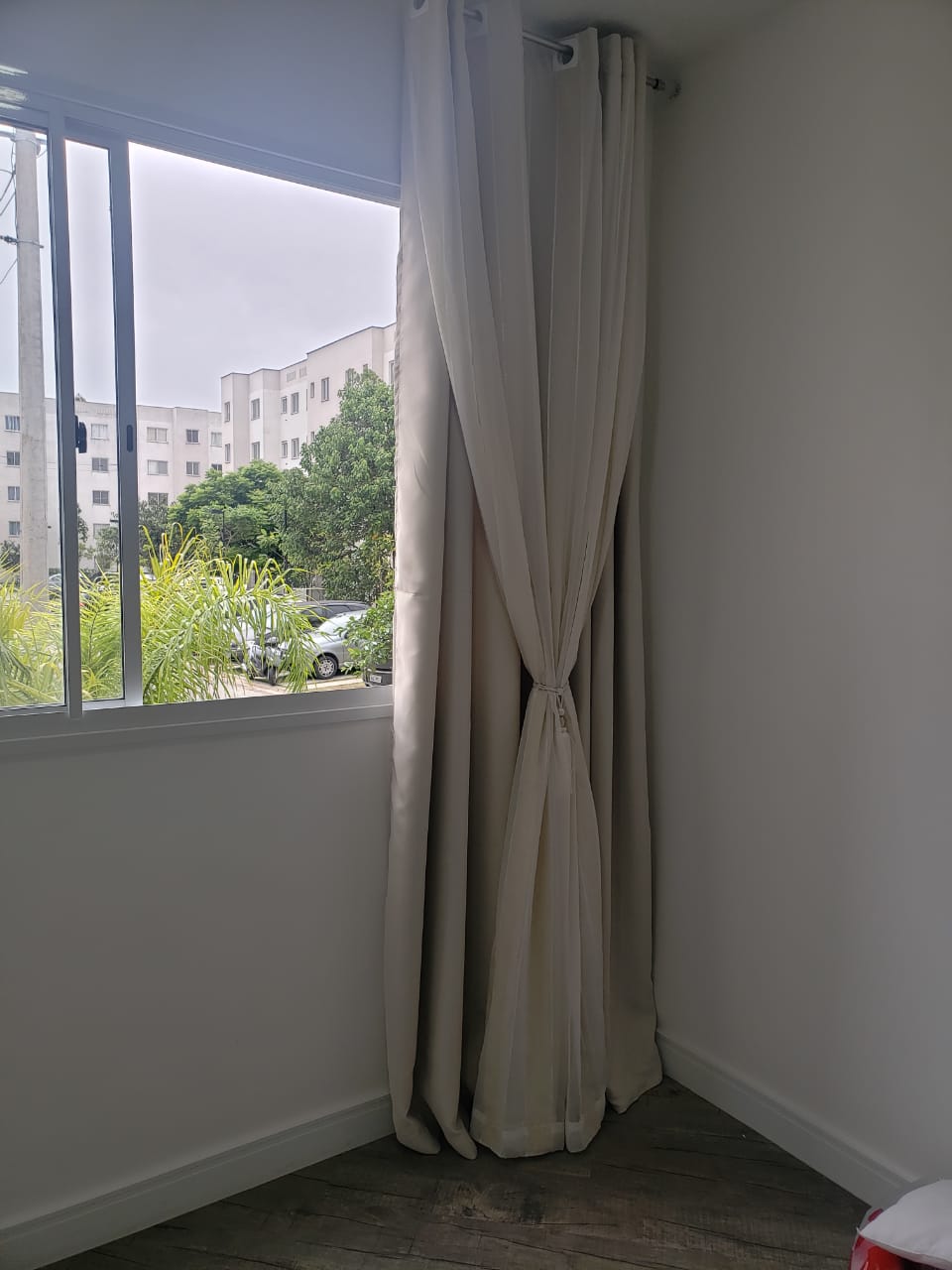 Cortina de Voil Liso Off White com Forro Blackout 70%  bege - Para Varão Simples com ilhós cromado Cliente Leticia ( D )