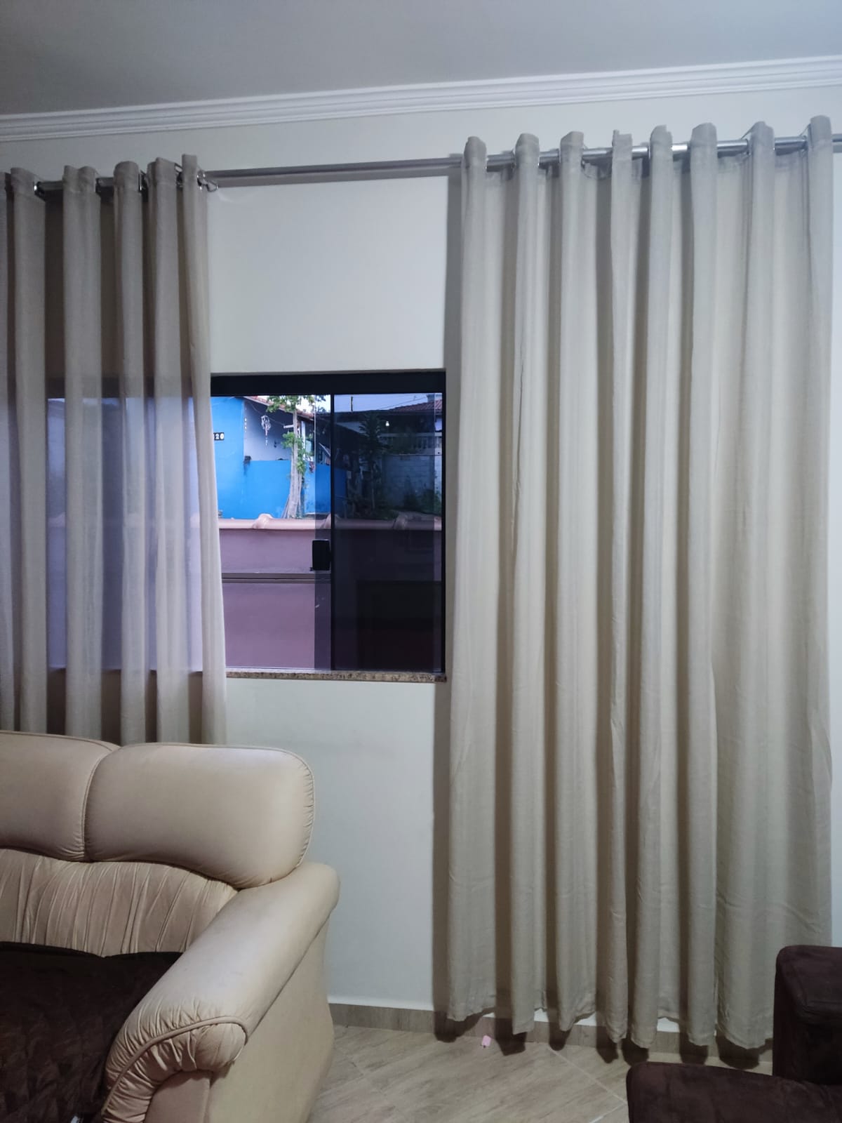 Cortina de Voil Liso perola com Forro Blackout 70% bege - Para Varão Simples com ilhós imbuia ( Cliente Carina Alves )( D ) 