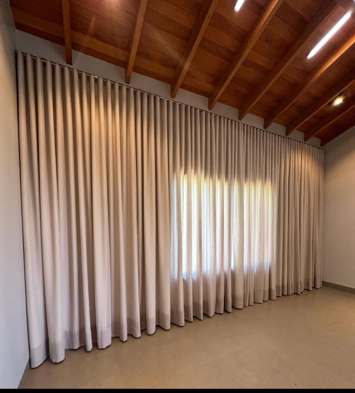 Cortina gaze de linho bege com forro microfibra bege 6,00x2,70 - trilho comum simples cliente Andria (D)