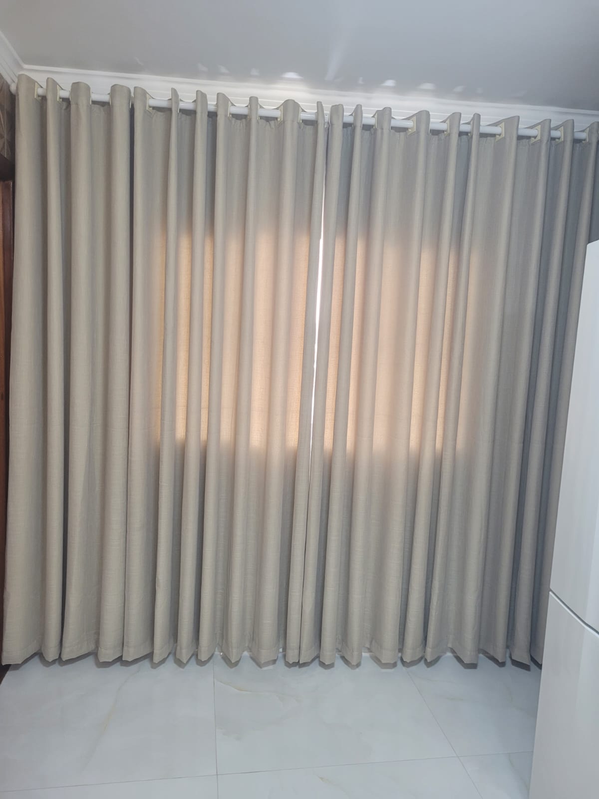 Kit de 2 Cortinas de Gaze de Linho bege com Forro Blackout 70% bege - Para Varão Simples com ilhós cromado ( Priscila Emival ) ( D )
